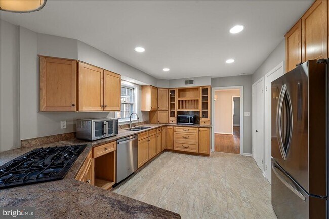 Building Photo - 641 W Country Club Dr