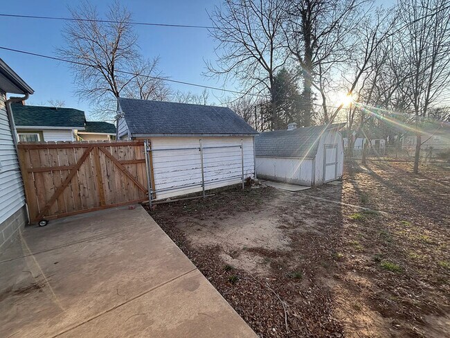 Building Photo - 635 N Chautauqua Ave