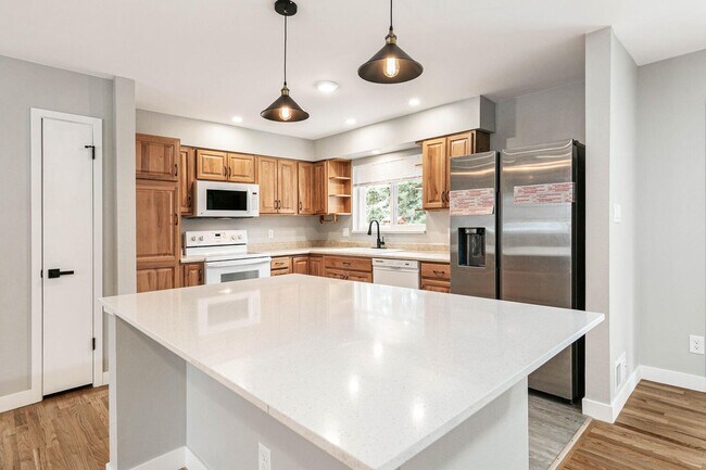 Building Photo - Charming Remodeled Home in the Heart of Go...