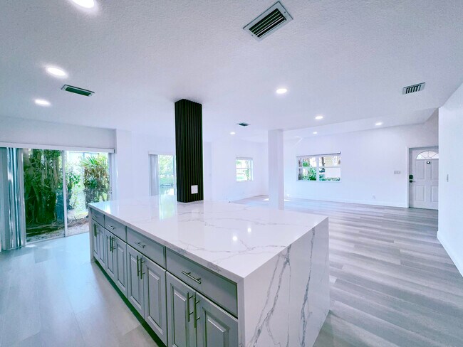 Building Photo - 549 Racquet Club Rd