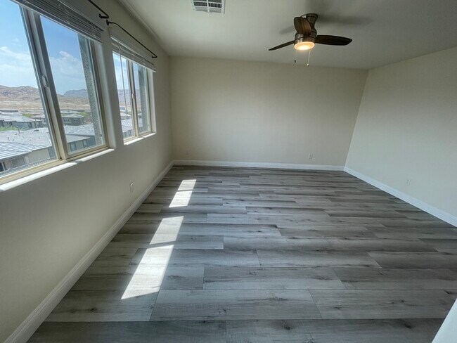 Building Photo - Carry Over Showing: This property has been...