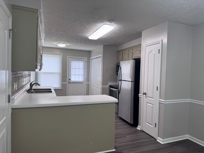 Building Photo - Super convenient location! Quick access to I-24 Exit 11!