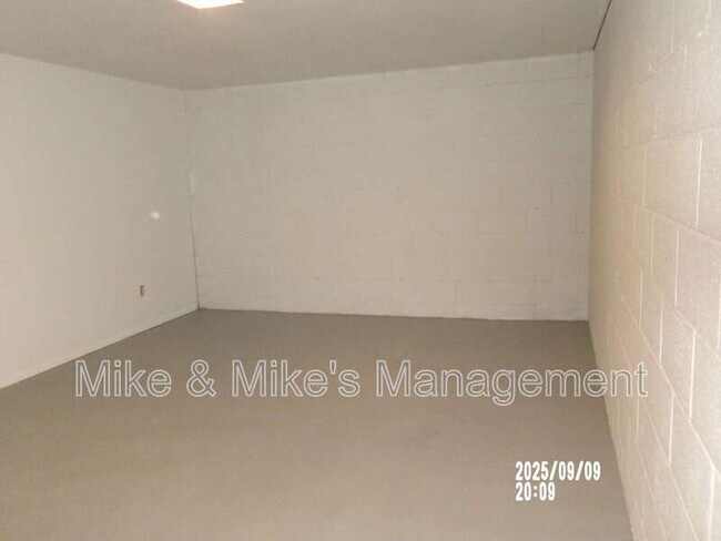 Building Photo - 6400 N 73rd St