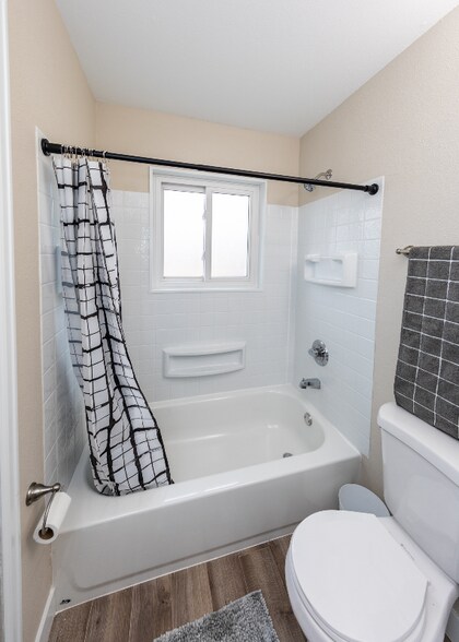 Building Photo - 2068 Fernwood Dr