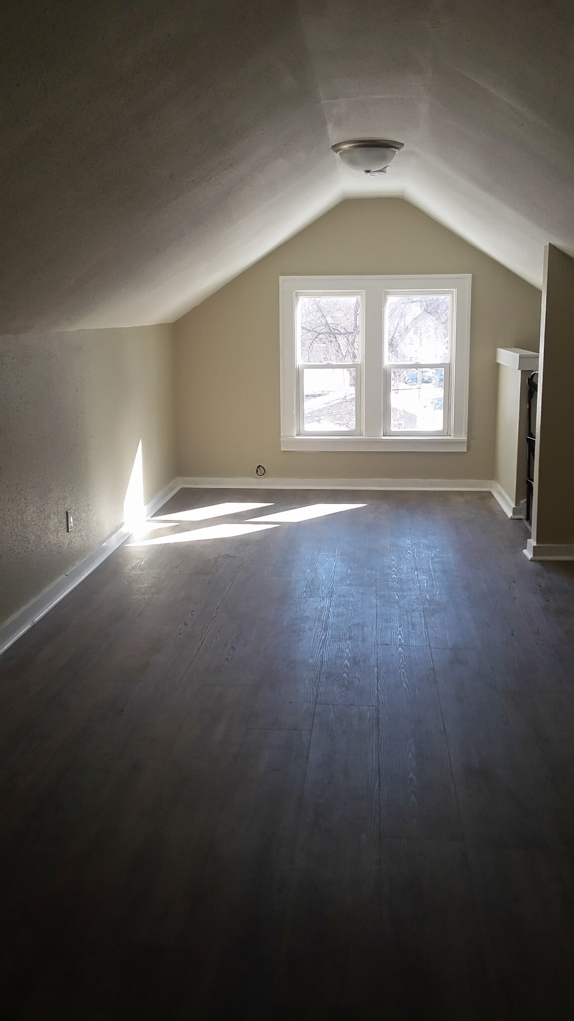 Sunlight and airy loft space - 1518 Irving Ave N