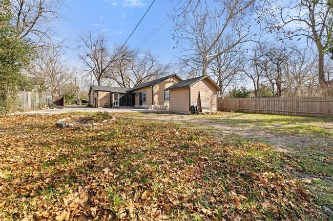 Building Photo - 1501 Broadmoor Dr