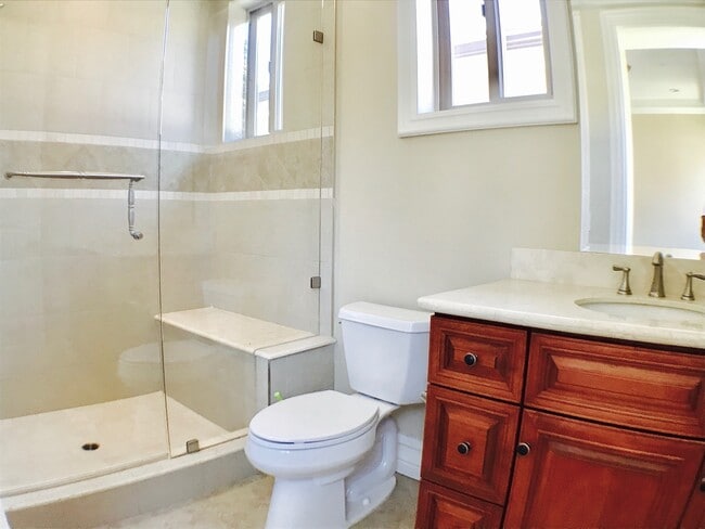 Building Photo - Private Townhouse in the Chatsworth Lake area