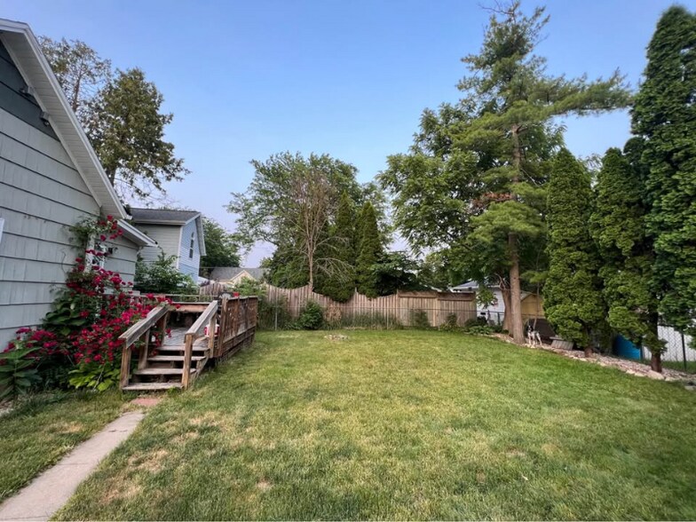 Building Photo - 605 Barrie St