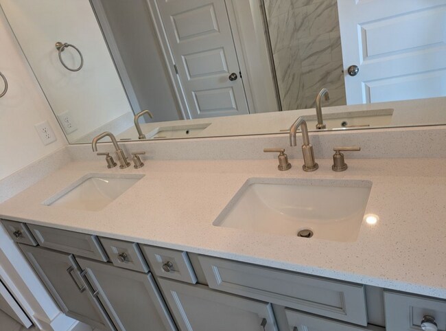 Building Photo - 5025 Greentree Dr