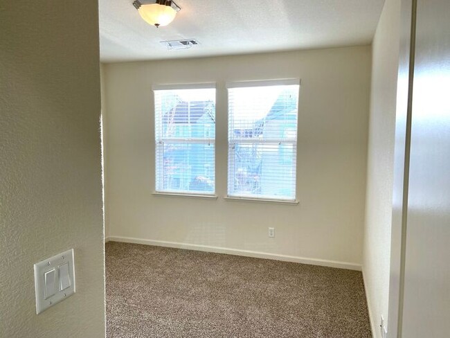 Building Photo - Somersett Reno Home - Walking Trails and t...