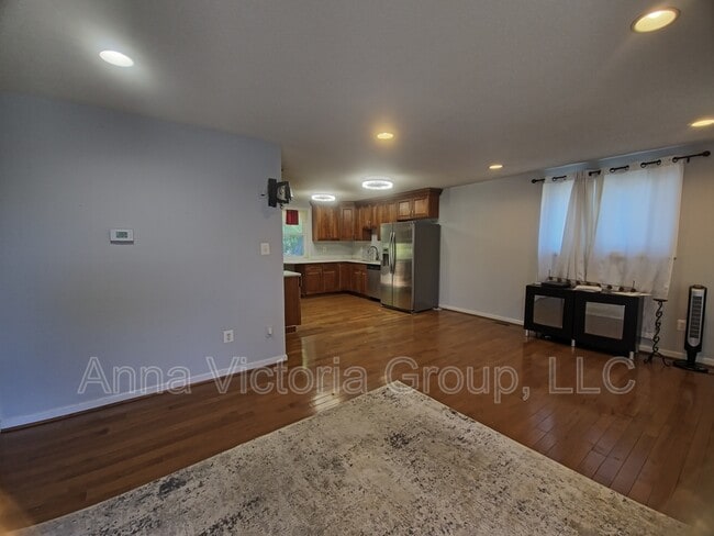 Building Photo - 2317 Roslyn Ave