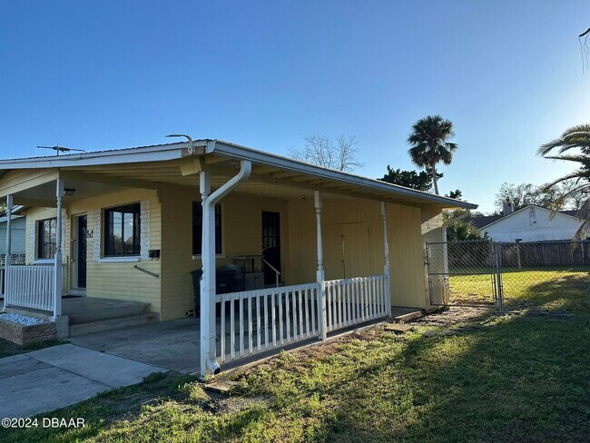 Building Photo - 736 White St