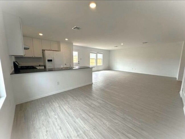 Building Photo - 4 Bedroom 2.5 bath home ready for move-in