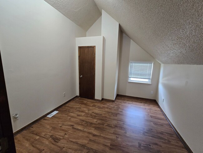 Building Photo - 3 bedroom townhome