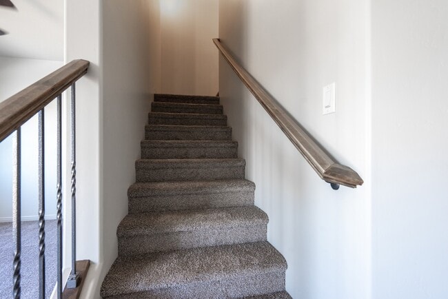 Building Photo - 3 Bedroom Townhome in Prime Washington Com...