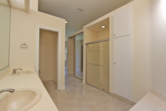 Building Photo - 252 Sussex Cir