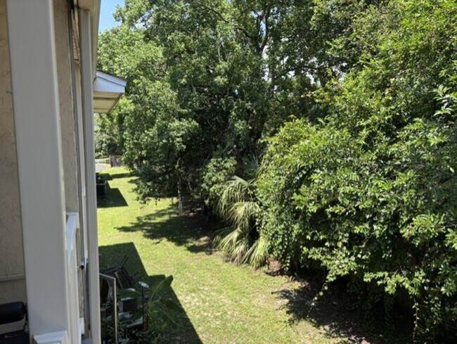 Building Photo - 613 Colonial Dr