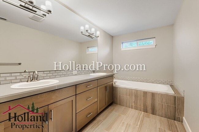 Building Photo - Beautiful 3-Bedroom Home with Fireplace, Modern Kitchen & Private Backyard in Hillsboro