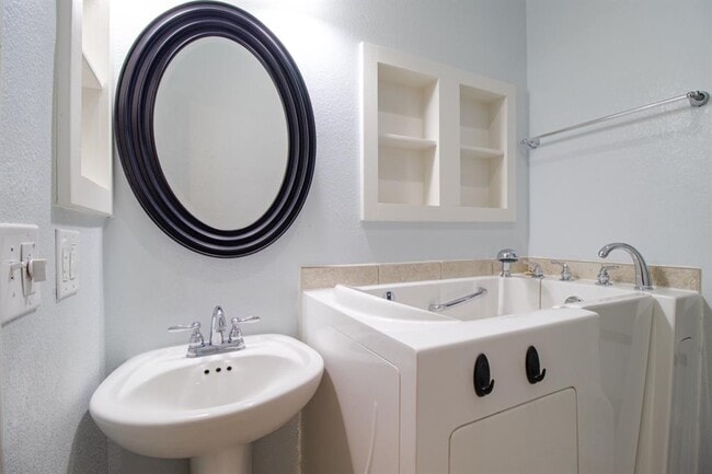 Building Photo - 504 Oakwood Blvd