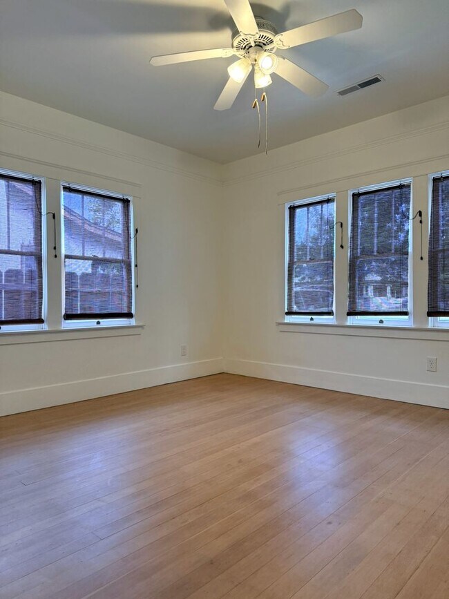Building Photo - 838 W 19th St