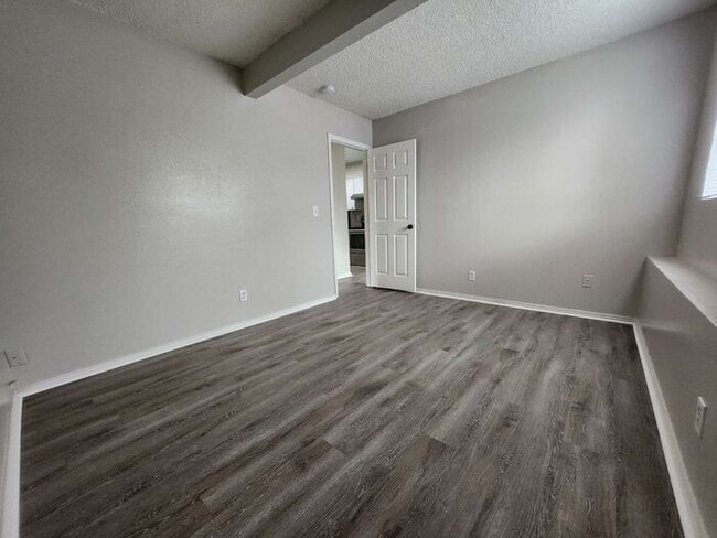 Building Photo - 2-Bedroom Apartment -Great Location! Limit...