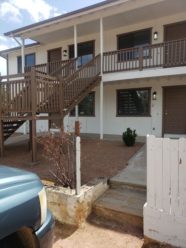 Building Photo - Renovated 2 bed / 1 bath with washer/dryer...