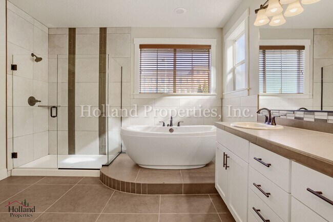 Building Photo - 17435 SW Forest Hollow St