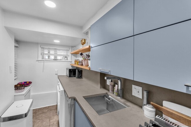 Building Photo - Charming and light-filled garden condo in ...