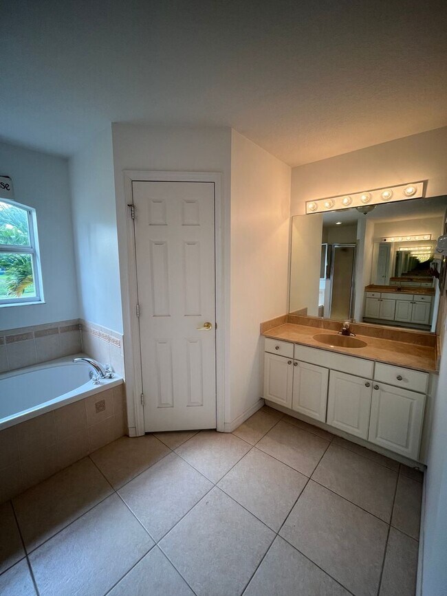 Building Photo - Convenient 3/2/2 PSL Home with Backyard Oa...