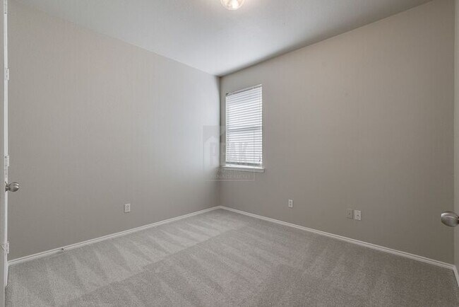 Building Photo - 4 Bedroom/2 Bathroom HOME FOR LEASE! Just ...