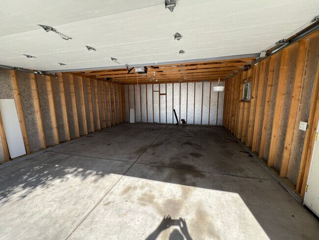 Building Photo - Spacious Lakewood Home