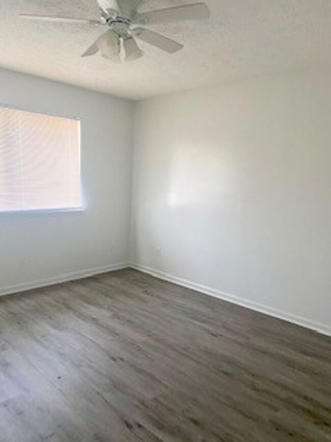 Building Photo - Very cute 2 bedroom 1 1/2 bath town-home c...