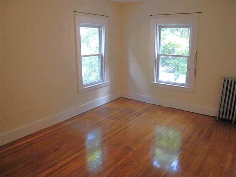 Building Photo - 33 Chester St