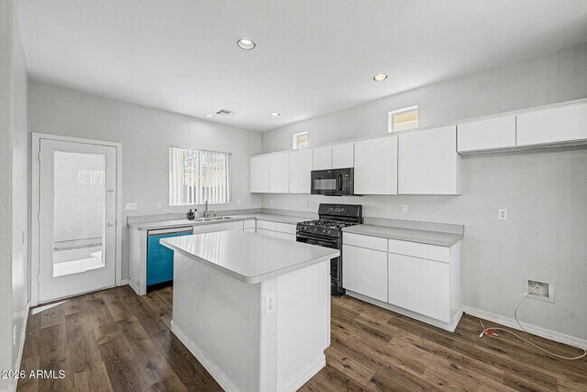 Building Photo - 9442 W Palm Ln