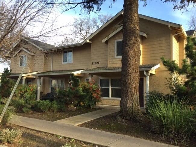 Building Photo - 1149 W 3rd St