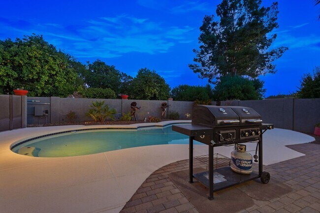 Building Photo - 4 Bed Home in Scottsdale Quarter!!