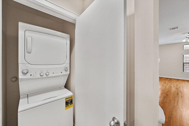 Building Photo - Welcome Home to Comfort and Convenience in the Heart of Houston!