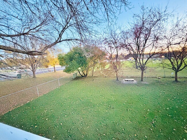 Building Photo - Hidden Gem!  4bed 2bath Single Family Home...