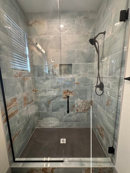 Shower - 3112 N Navajo Dr