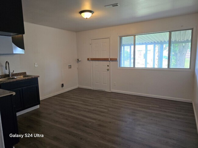 Building Photo - LIMITED TIME**NO APPLICATION FEE**1/2 OFF DEPOSIT**