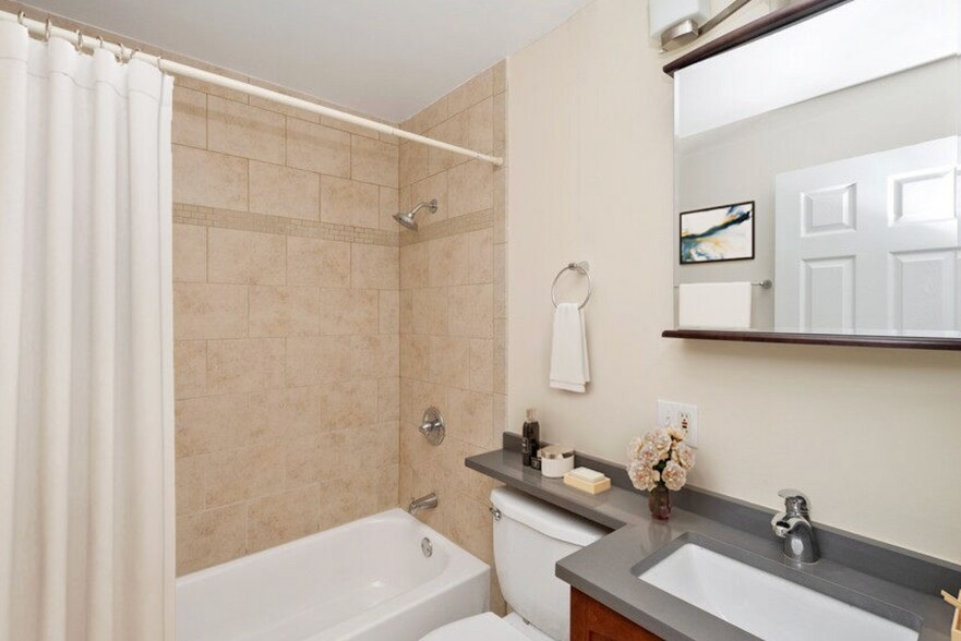 Building Photo - 555 W Arlington Pl