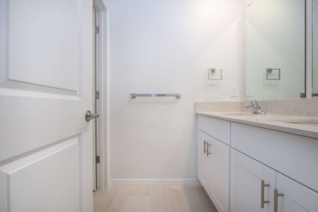 Building Photo - Lakeside Luxury in Parrish - 5 Bedroom BRA...