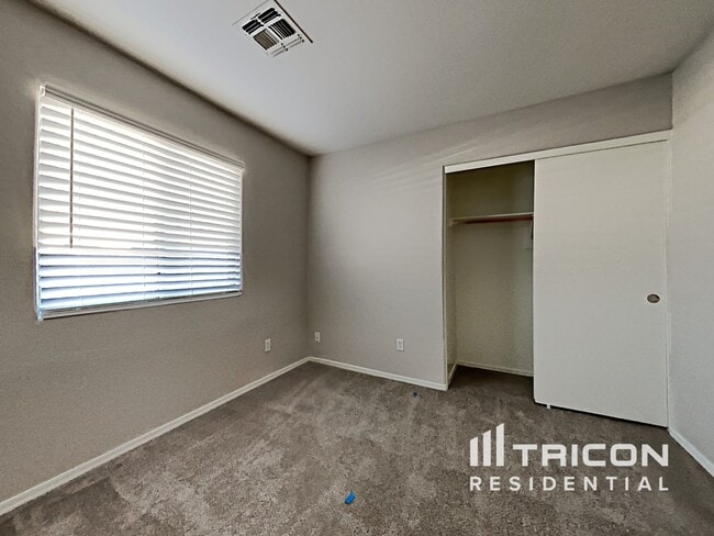 Building Photo - 43714 Cale Dr