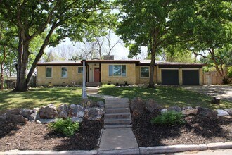 Building Photo - 2-BEDROOM IN TERRELL HILLS