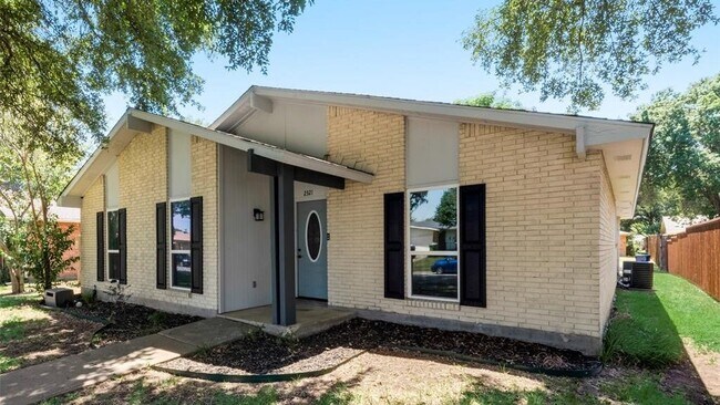Building Photo - 2321 Norway Dr