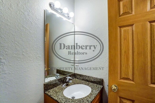 Building Photo - 1103 N Byrne Rd