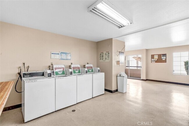 Building Photo - 5535 Canoga Ave