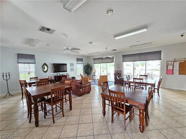 Building Photo - 3627 Pine Oak Cir