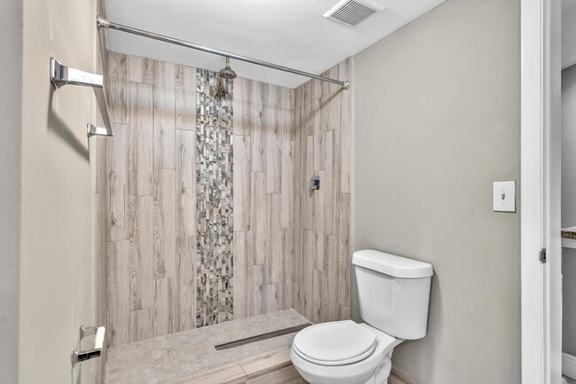 Building Photo - 2803 N Oakland Forest Dr