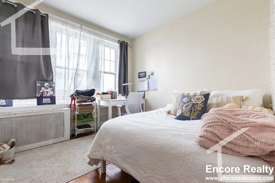 Building Photo - 1999 Commonwealth Ave